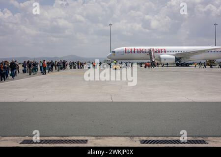 Tanzanie. 14 febbraio 2024. © Mathieu Herduin/MAXPPP - 14/02/2024 un avion de la compagnie Ethiopian Airlines sur le tarmac de l'aéroport Kilimanjaro Airport le 12 février 2024. - Safari Tanzanie - febbraio 2024. safari in Tanzania credito: MAXPPP/Alamy Live News Foto Stock