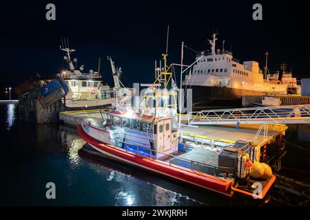 Le barche ormeggiarono per la notte al porto di Bronnoysund, contea di Nordland, Norvegia. Foto Stock