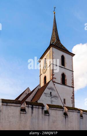 La chiesa fortificata di Sant'Arbogast nel comune di Muttenz. Cantone di Basilea-Land, Svizzera. La chiesa è l'unica in Svizzera a farlo Foto Stock