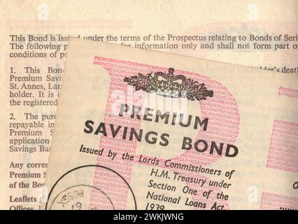 Primo piano di una Premium Savings Bond vintage da €1 che mostra il fronte e il retro del Regno Unito su uno sfondo bianco. Foto Stock