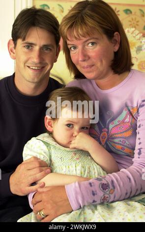 Il calciatore celtico Jackie McNamara con la moglie Samantha e la figlia di due anni Erin, nella foto, nella loro casa di Musselburgh. Foto Stock