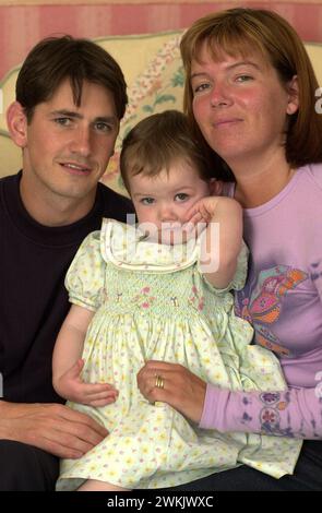 Il calciatore celtico Jackie McNamara con la moglie Samantha e la figlia di due anni Erin, nella foto, nella loro casa di Musselburgh. Foto Stock