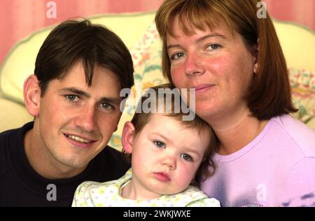 Il calciatore celtico Jackie McNamara con la moglie Samantha e la figlia di due anni Erin, nella foto, nella loro casa di Musselburgh. Foto Stock