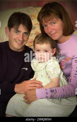 Il calciatore celtico Jackie McNamara con la moglie Samantha e la figlia di due anni Erin, nella foto, nella loro casa di Musselburgh. Foto Stock