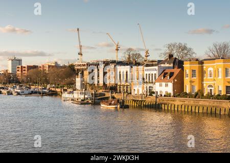 Uno skyline che cambia e i pub sul fiume Blue Anchor e Rutland Arms nel Lower Mall di Hammersmith West London, Inghilterra, Regno Unito. Foto Stock