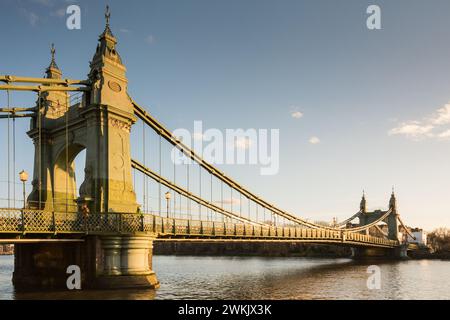 Il ponte Hammersmith si crogiola alla luce del sole serale mentre è ancora in attesa dell'approvazione del governo per le spese per le riparazioni strutturali e la riapertura Foto Stock