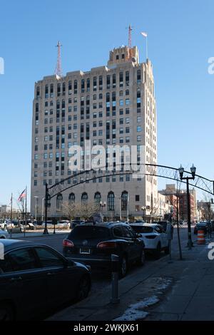 Saginaw Street nel centro di Flint, Michigan, con l'edificio della Charles Stewart Mott Foundation Foto Stock