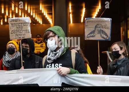 Londra, Regno Unito. 21 febbraio 2024. Attivisti ebrei pro-palestinesi di Londra per una protesta contro la Palestina libera fuori dall'ex quartier generale del Partito laburista per chiedere ai deputati laburisti di votare a favore della mozione SNP in Parlamento questa sera che chiede un cessate il fuoco immediato e permanente a Gaza. Crediti: Mark Kerrison/Alamy Live News Foto Stock