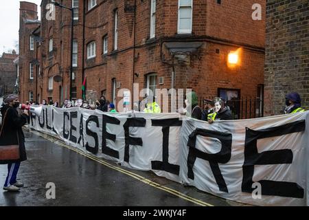 Londra, Regno Unito. 21 febbraio 2024. Attivisti pro-palestinesi di Londra per una protesta contro la Palestina libera di fronte alla sede del partito laburista per chiedere ai deputati laburisti di votare questa sera a favore della mozione SNP in Parlamento che chiede un cessate il fuoco immediato e permanente a Gaza. Crediti: Mark Kerrison/Alamy Live News Foto Stock