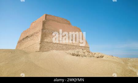 Saqqara, Egitto - la piramide di Meidum, Egitto, si trova a circa 72 chilometri a sud dell'attuale Cairo. Foto Stock