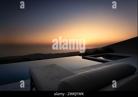 Serenità al crepuscolo: Tramonto sulla piscina con vista oceano Foto Stock