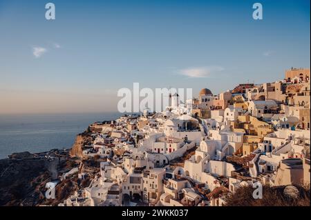 He Cliffside Haven: Villaggio arroccato sopra il vasto Oceano Foto Stock