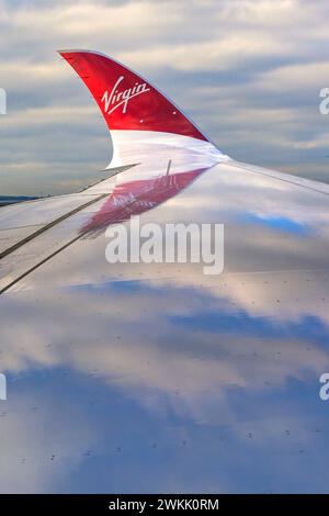 Londra, Inghilterra, Regno Unito - 11 gennaio 2024: Aletta curva su un jet Boeing 787 Dreamliner operato da Virgin Atlantic Airways Foto Stock