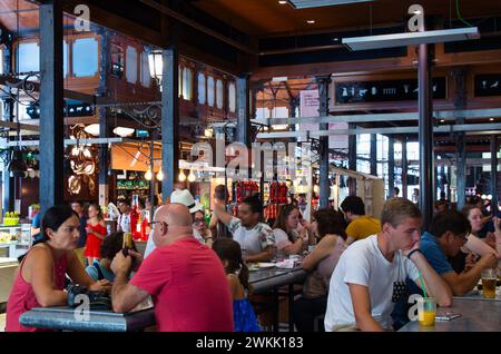 Madrid, Spagna- giugno 25,2018: Gente del posto e turisti gusteranno un pasto presso il famoso Mercado de San Miguel foos Court di Madrid, Spagna Foto Stock