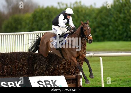 William di York guidato dal fantino Ross Chapman sulla strada per vincere l'handicap Chase getsbk.com all'ippodromo di Doncaster. Data foto: Mercoledì 21 febbraio 2024. Foto Stock