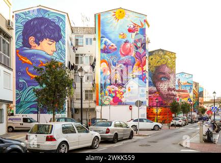 Dipinti murali sulle facciate dell'area urbana residenziale di Fuengirola, Costa del Sol, Andalusia, Spagna. Foto Stock