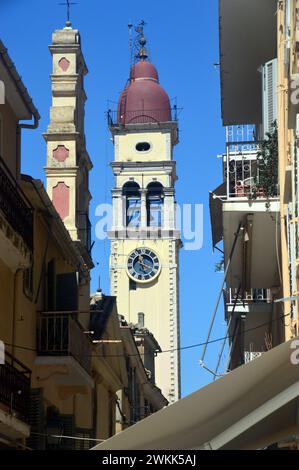 Il Campanile della Chiesa greco-ortodossa di San Spyridon (Aghios Spyridonas) nella città vecchia di Corfù, Grecia, UE. Foto Stock