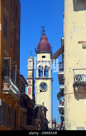 Il Campanile della Chiesa greco-ortodossa di San Spyridon (Aghios Spyridonas) nella città vecchia di Corfù, Grecia, UE. Foto Stock