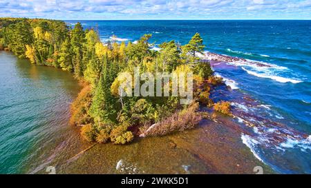 Aerial Autumn Forest Peninsula e Lake Superior Shore Foto Stock