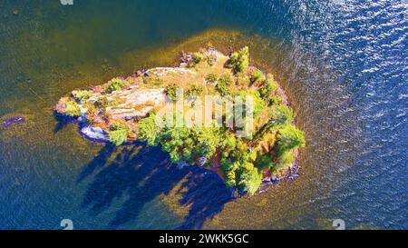 Veduta aerea dall'alto verso il basso della isolata Island Oasis nel Lago Medora Foto Stock
