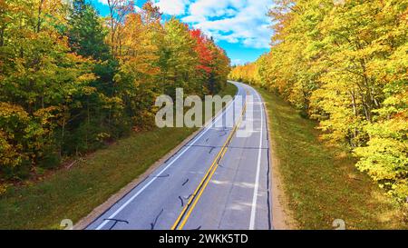 Veduta aerea di Autumn Forest Road nel Michigan Foto Stock
