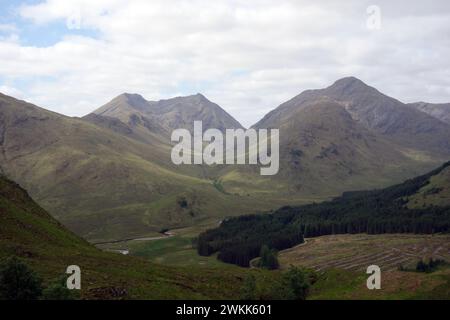 Il Corbett 'Streap' e il Munro 'Sgurr Thuilm' sopra il Remote Farming Hamlet di Strathan, Glen Dessarry nelle Highlands scozzesi, Scozia, Regno Unito. Foto Stock