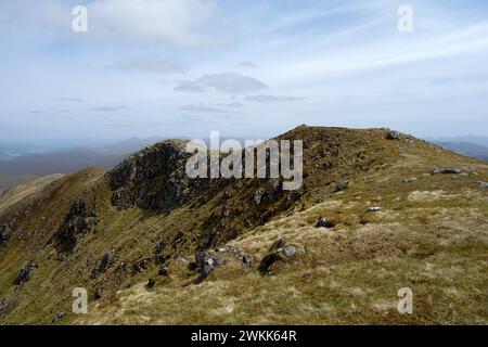 Il Summit Ridge del Corbett 'Sgurr Mhurlagain' dall'ovest a Glen Dessarry Highlands scozzesi, Scozia, Regno Unito. Foto Stock