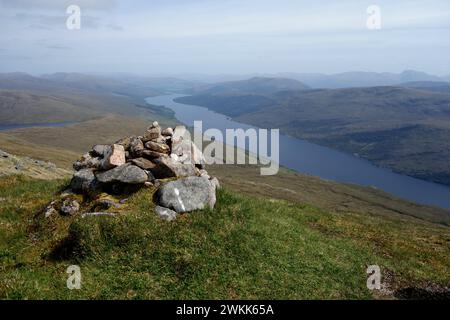 Loch Arkaig dal pile di pietre (Cairn) sul vertice del Corbett 'Sgurr Mhurlagain' a Glen Dessarry Highlands scozzesi, Scozia, Regno Unito. Foto Stock