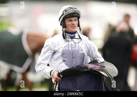 Jockey Toby Wynne dopo l'handicap Chase del getsbk.com con il cavallo William of York all'ippodromo di Doncaster. Data foto: Mercoledì 21 febbraio 2024. Foto Stock