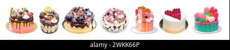 Set di bellissime torte multicolore luminose con dolci, frutta al cioccolato e frutti di bosco isolati su un semplice sfondo bianco ritagliato. Idee per il menu Foto Stock