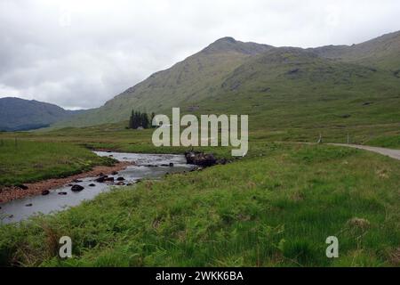 La montagna scozzese Corbett 'Sgurr cos na Breachd-laoidh' dal Remote Farming Hamlet di Strathan a Glen Dessarry, Highlands scozzesi, Scozia. Foto Stock