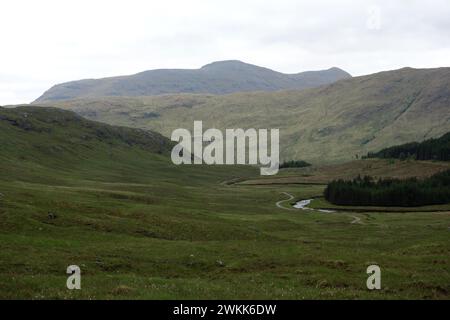 La montagna scozzese Corbett 'Braigh nan Uamhachan' dal Remote Farming Hamlet di Strathan a Glen Dessarry Highlands scozzesi, Scozia, Regno Unito. Foto Stock