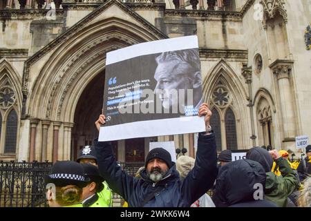 Londra, Regno Unito. 21 febbraio 2024. I sostenitori si riuniscono fuori dalla Corte Suprema il secondo giorno dell'udienza di estradizione di Julian Assange. Crediti: Vuk Valcic/Alamy Live News Foto Stock