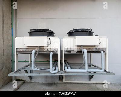 Unità compressore grande dell'impianto di climatizzazione situata dietro la stazione di alimentazione della monorotaia, vista frontale con la copia spp Foto Stock