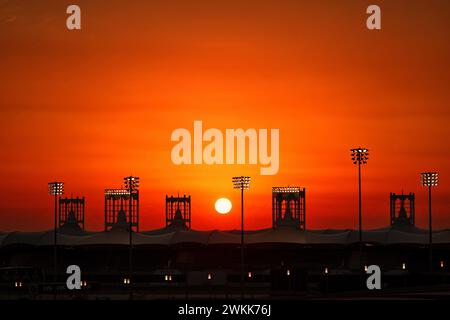 Sakhir, Bahrein. 21 febbraio 2024. Atmosfera circuito - tramonto. 21.02.2024. Formula 1 Testing, Sakhir, Bahrain, Day One. Il credito fotografico dovrebbe essere: XPB/Alamy Live News. Foto Stock