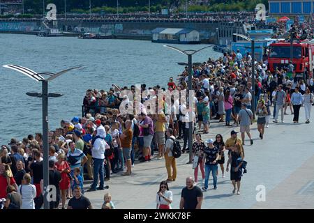 Durante la sfilata militare dedicata alla Giornata dell'Indipendenza, una folla di persone si è riunita su un molo. Agosto 24, 2021. Kiev, Ucraina Foto Stock