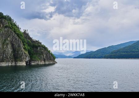 Vista dal lago Vidraru, un lago artificiale in Romania Foto Stock