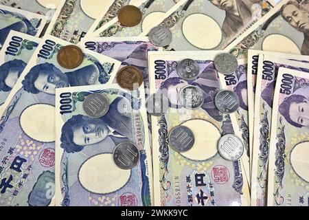Yen giapponese valuta ufficiale del Giappone, monete e banconote – Galles, Regno Unito – 19 febbraio 2024 Foto Stock