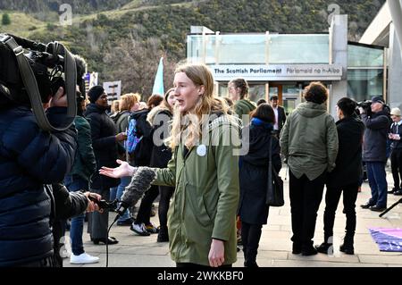 Edimburgo, Scozia, Regno Unito. 21 febbraio 2024. NUS Rally per l'istruzione al di fuori del parlamento scozzese, protestando contro il governo scozzese che prevede di tagliare i bilanci dei college e delle università di oltre 100 milioni di sterline. Tra gli oratori ci sono il presidente della Scozia NUS, i leader studenteschi e i sindacalisti. Presidente della NUS Scotland, attivista e manager della campagna Scottish Greens Ellie Gomersall intervistata. Crediti: Craig Brown/Alamy Live News. Foto Stock