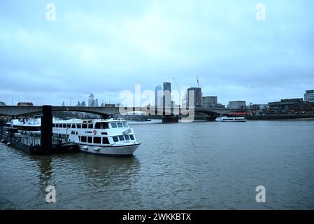 L'Embankment è in posizione perfetta per esplorare Buckingham Palace, il London Eye e anche il Parlamento, essendo situato direttamente sulla riva settentrionale del Tamigi all'interno della zona di tariffazione della congestione. La City di Londra, Westminster e Charing Cross circondano Embankment Foto Stock