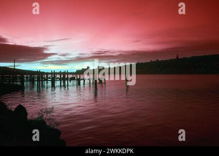 Molo crepuscolo sul lungomare di Houghton - serene riflessioni all'alba a infrarossi Foto Stock