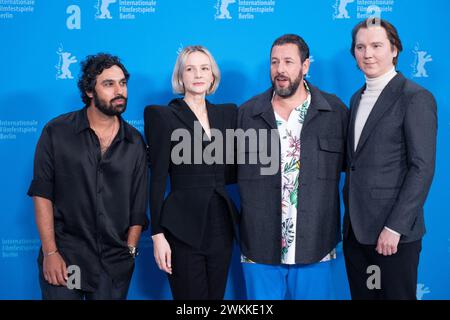 Berlino, Germania. 21 febbraio 2024. Kunal Nayyar, Carey Mulligan, Adam Sandler e Paul Dano hanno partecipato alla Spaceman Photocall durante il 74° Berlinale International Film Festival di Berlino al Grand Hyatt Hotel di Berlino, Germania, il 21 febbraio 2024. Foto di Aurore Marechal/ABACAPRESS.COM credito: Abaca Press/Alamy Live News Foto Stock