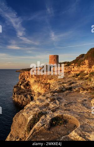 Cala Pi, Spagna - 28 gennaio 2024: Vista della storica torre di guardia Cala Pi nel sud di Maiorca all'alba Foto Stock