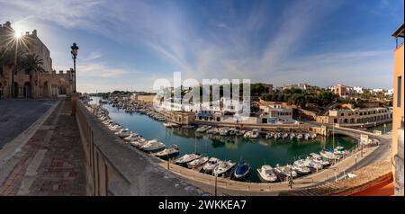 Ciutadella, Spagna - 26 gennaio 2024: Vista del municipio della Ciutadella, del porto e del quartiere dei pescatori con una sunstar Foto Stock