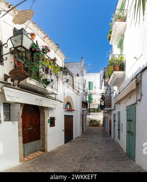 Ibiza, Spagna - 1° febbraio 2024: Pittoresca strada cittadina nel centro storico di Eivissa a Ibiza Dalt Vila Foto Stock