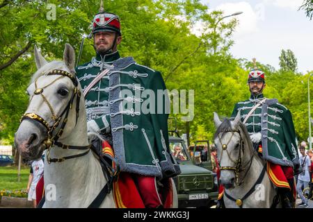 ussari ungheresi in tradizionale uniforme a Budapest il giorno della difesa Nazionale. Budapest, Ungheria - 21 maggio 2023 Foto Stock