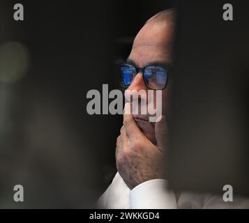 PRODUZIONE - 21 febbraio 2024, Assia, Francoforte sul meno: Un commerciante di azioni siede davanti ai suoi monitor sul piano di negoziazione della borsa. Foto: Arne Dedert/dpa Foto Stock