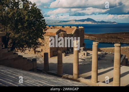 Parte della grande stoa ellenistica nell'Acropoli di Lindos. Foto Stock