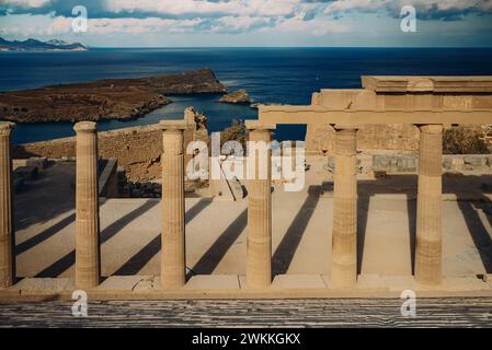 Parte della grande stoa ellenistica nell'Acropoli di Lindos. Foto Stock