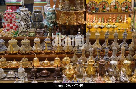 Colorate stoviglie tradizionali turche al Bazaar delle spezie di Istanbul. Turchia Foto Stock